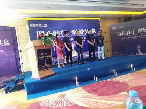 Ӣ���F����Ľ�(j��ng)�N(xi��o)�̕�(hu��)�h �A(y��)ʾؔ(c��i)��ʢ��