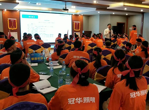 ���A�K�˱��Ƶ���վ�����������ҫ����Ĺ�â