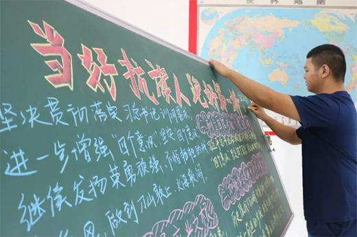 當(dāng)陽(yáng)消防精心制作黑板報(bào) 助力主題教育活動(dòng)