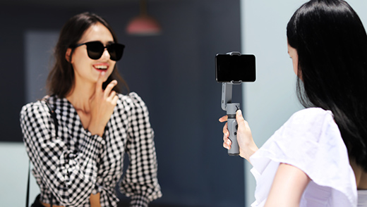 手機(jī)云臺(tái)串場(chǎng)聯(lián)想直播間，智云這是官宣合作?