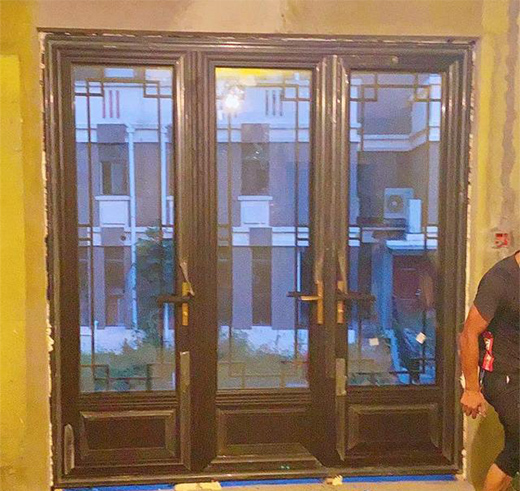 和木質(zhì)門(mén)窗相比，仿古鋁合金門(mén)窗有哪些不同!