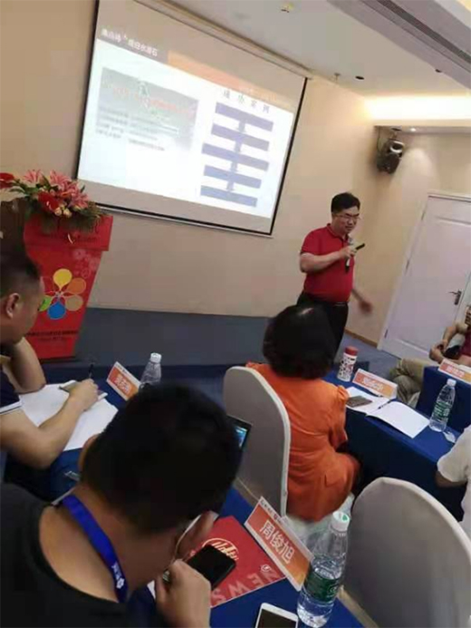 ͬ���������A�ھ޹⣬ף�Rţ�̅R��Ƥ����Ӗ(x��n)���hʢ���e��