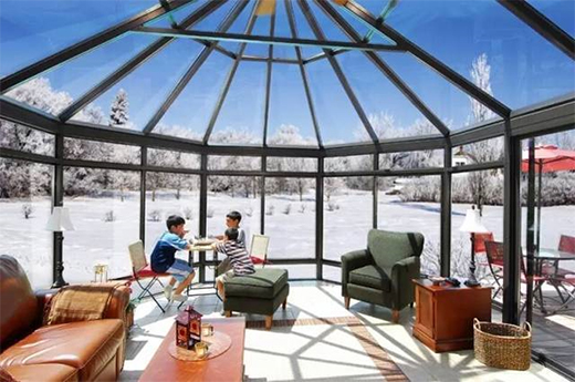 現(xiàn)代陽光房?jī)A向于用坡屋頂延伸屋檐，寬敞明亮