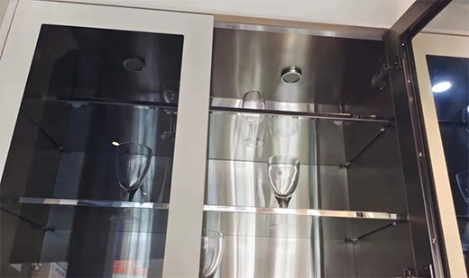 當(dāng)玻璃遇上全鋼，展現(xiàn)廚房的通透視效