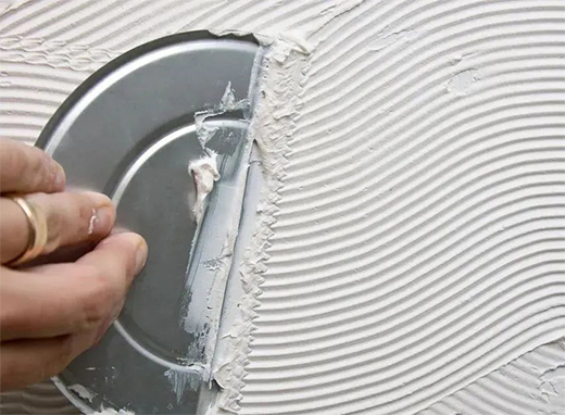 瓷磚背面的瓷磚膠刷得很均勻，為什么瓷磚還會脫落?