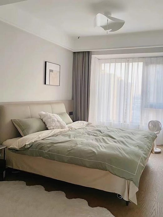 極窄邊頂+簡(jiǎn)約藝術(shù)燈，打造高級(jí)大方的臥室空間