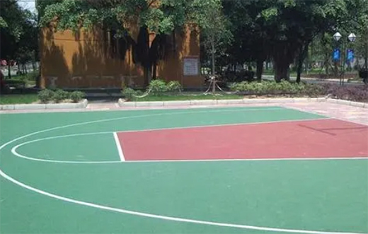 塑膠籃球場表面泛黑原因，塑膠籃球場表面為何會變黑