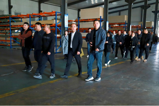 ���I(l��ng)�ҾӰ���Ј���һ���佡���Ҿ��У��׳�վ���A�M��Ļ