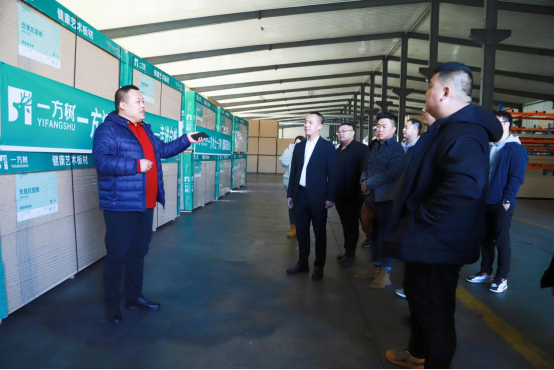 ���I(l��ng)�ҾӰ���Ј���һ���佡���Ҿ��У��׳�վ���A�M��Ļ