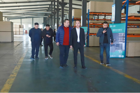 ���I(l��ng)�ҾӰ���Ј���һ���佡���Ҿ��У��׳�վ���A�M��Ļ