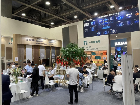 ��Ȼ֮�����Ҿ�֮�ס���һ����ҾӔy�Z¹�@�G�V�ݼҾ�չ!