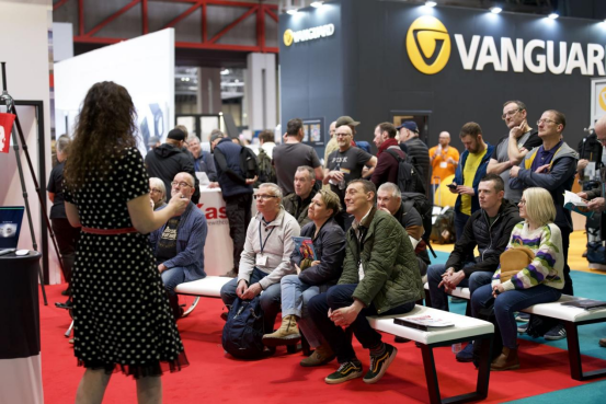 �ŽݿƼ�����Ӣ��(gu��)�������zӰ����չ��չ�F(xi��n)�Ї�(gu��)Ʒ������(gu��)؛֮��