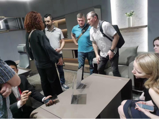 Ʒ�|(zh��)�c��(chu��ng)�²��棬������Դ�ڏV�ݼҾ�չ��Ů���