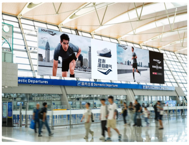 穿索康尼的彭于晏閃現(xiàn)上海機(jī)場