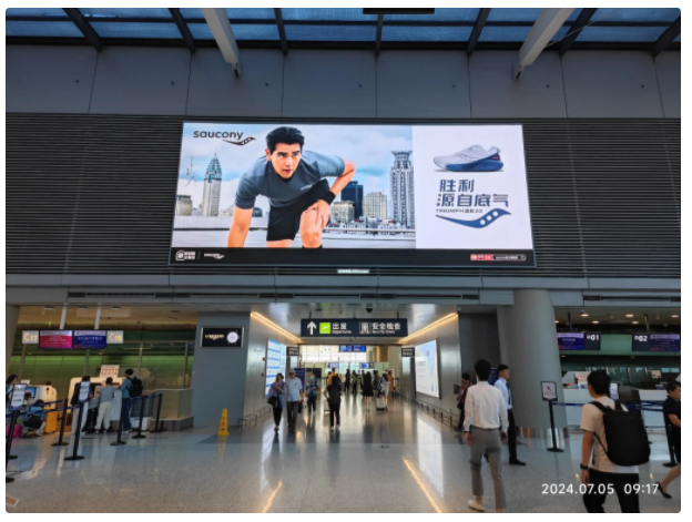 穿索康尼的彭于晏閃現(xiàn)上海機(jī)場