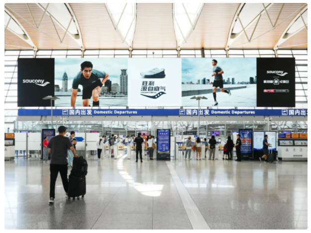 穿索康尼的彭于晏閃現(xiàn)上海機(jī)場