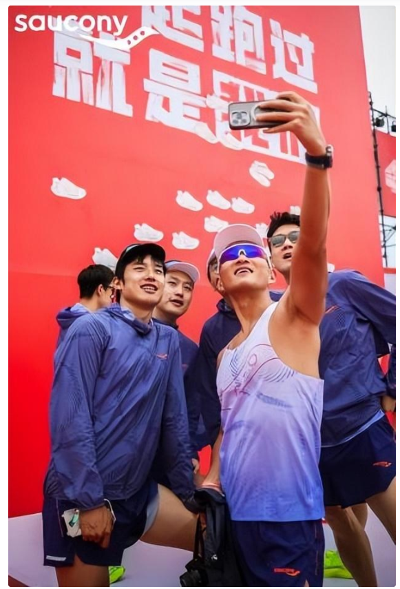 穿索康尼的彭于晏閃現(xiàn)上海機(jī)場