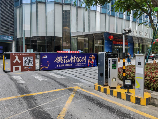 桃花村板材公交車新版廣告上線！引爆一城席卷全國